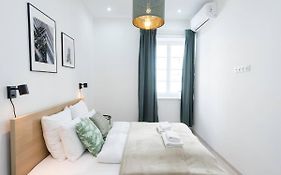Trendy Central Apartment At Castle