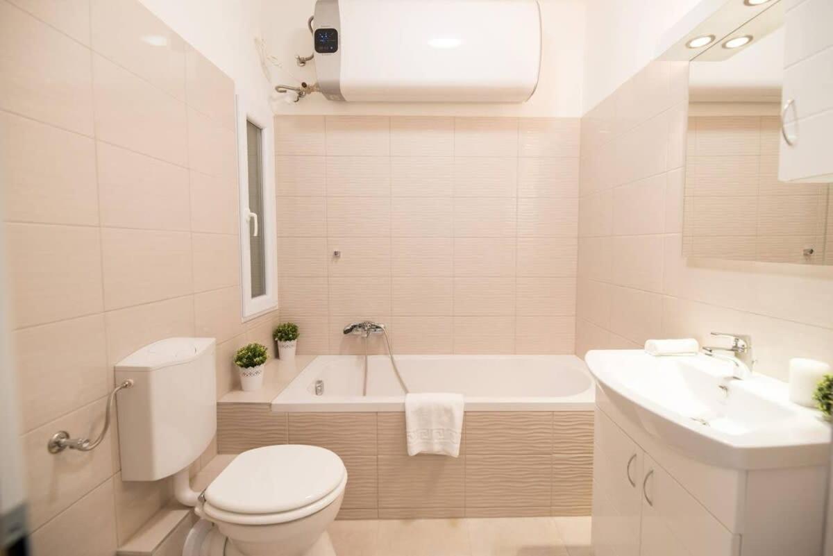 Trendy Central Apartment At Castle Budapest Esterno foto